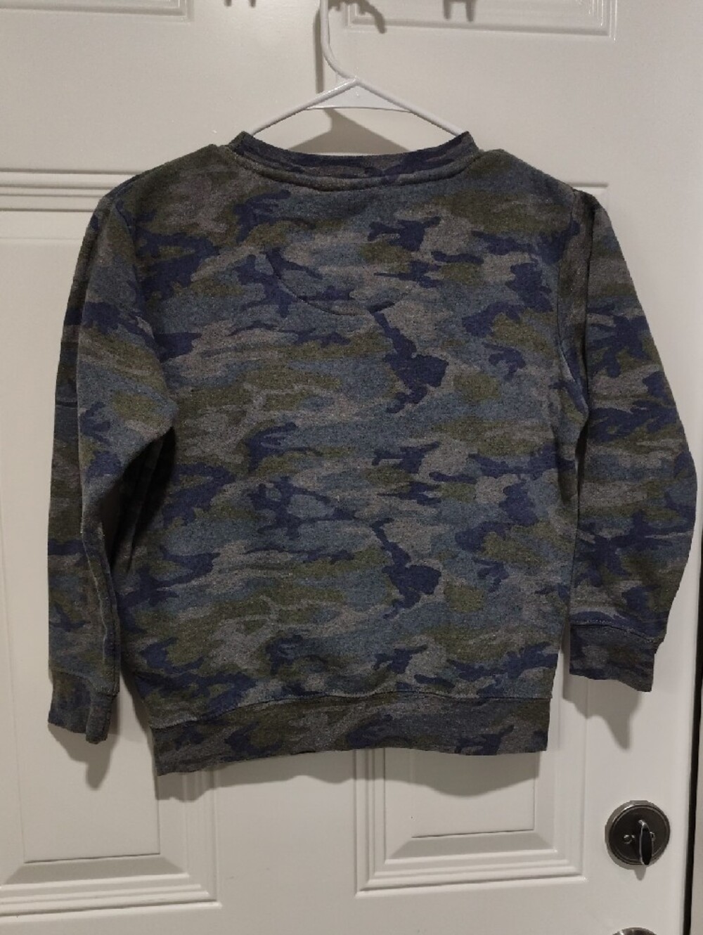 No Boundaries Camo Crewneck Sweatshirt with Pink Graphic - Picture 3 of 3